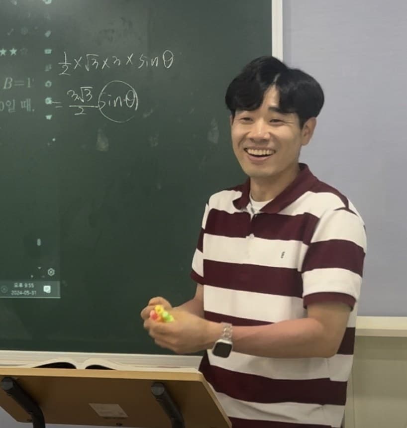쉽게 수업. 김민석 원장 칠판 수업 사진